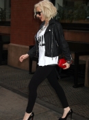 Leaving_a_Hotel_in_NYC_-_May_6_-_Christina_Aguilera_Daily_0037.jpg