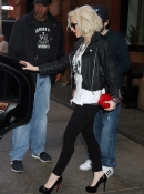 Leaving_a_Hotel_in_NYC_-_May_6_-_Christina_Aguilera_Daily_0039.jpg