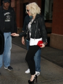 Leaving_a_Hotel_in_NYC_-_May_6_-_Christina_Aguilera_Daily_0040.jpg