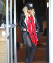 Spotted_leaving_Fred_Segal_after_shopping_with_a_friend_-_October_20_-_Christina_Aguilera_Daily_002.jpg