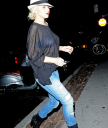 Venice_Beach_-_October_2_-_Christina_Aguilera_Daily_06.jpg