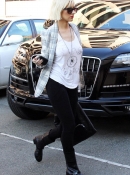 _shopping_at_Satine_Boutique_-_Christina_Aguilera_Daily_050.jpg